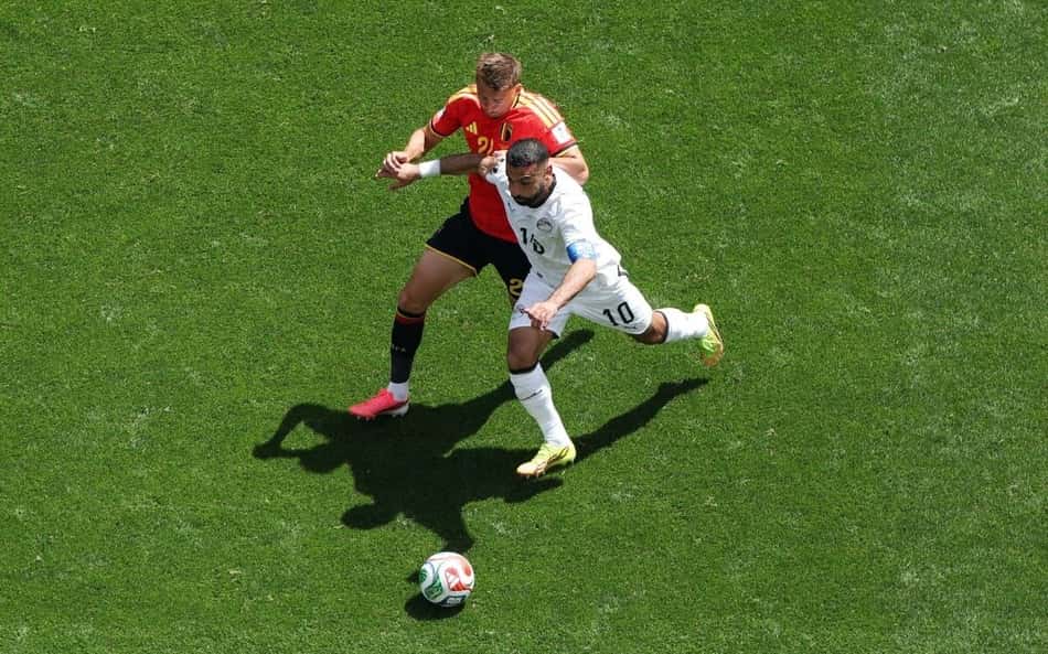 Mohamed Salah recebe a marcação do belga Castagne no empate em Seattle