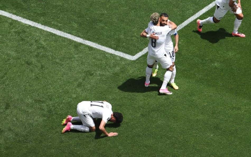 Emam Ashour (8) abraça Salah após a assistência no empate do Egito com a Bélgica (Foto: Emilee Chinn/Getty Images/AFP )