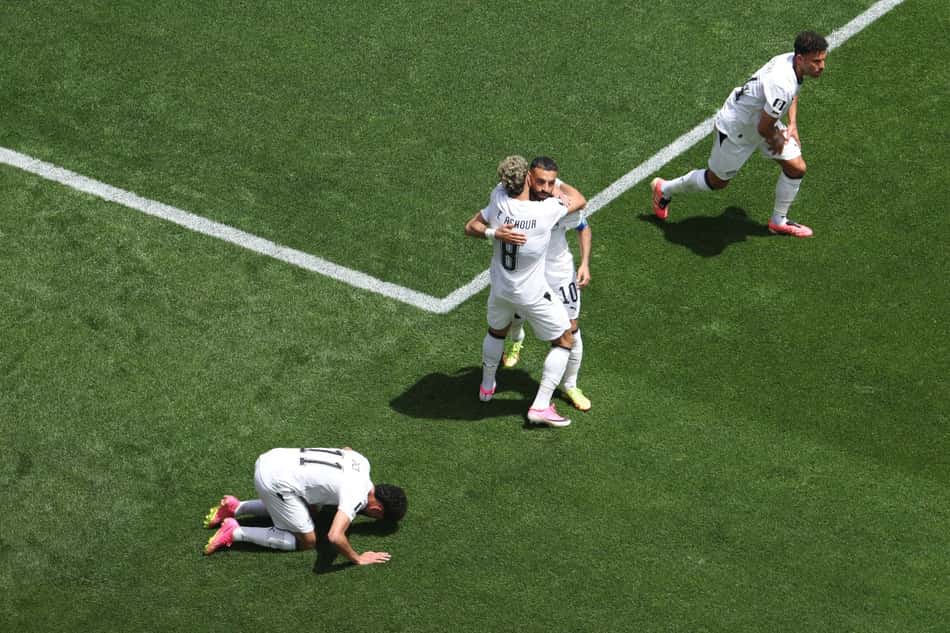 Emam Ashour (8) abraça Salah após a assistência no empate do Egito com a Bélgica (Foto: Emilee Chinn/Getty Images/AFP )