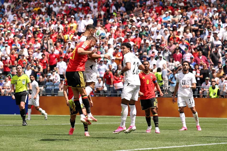 Salah disputa a bola no alto com o belga Castagne no empate em Seattle (Foto: Fran Santiago / GETTY IMAGES NORTH AMERICA / Getty Images via AFP)