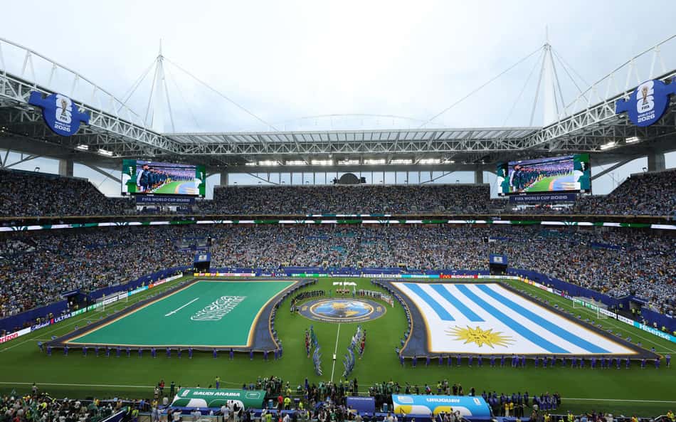 Bandeiras da Arábia Saudita e Uruguai no jogo da Copa do Mundo (Foto: Molly Darlington/Getty Images/AFP)
