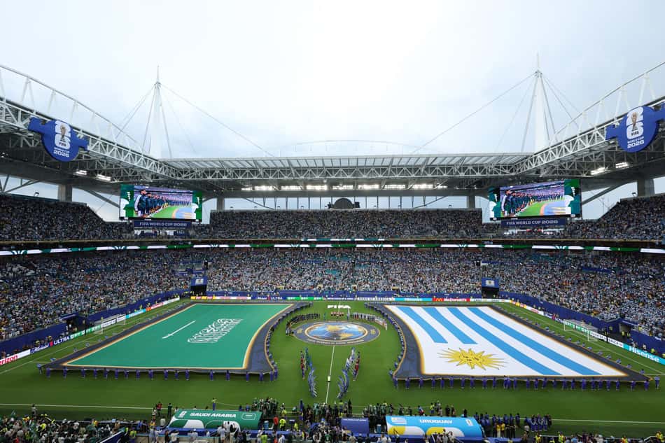Bandeiras da Arábia Saudita e Uruguai no jogo da Copa do Mundo (Foto: Molly Darlington/Getty Images/AFP)