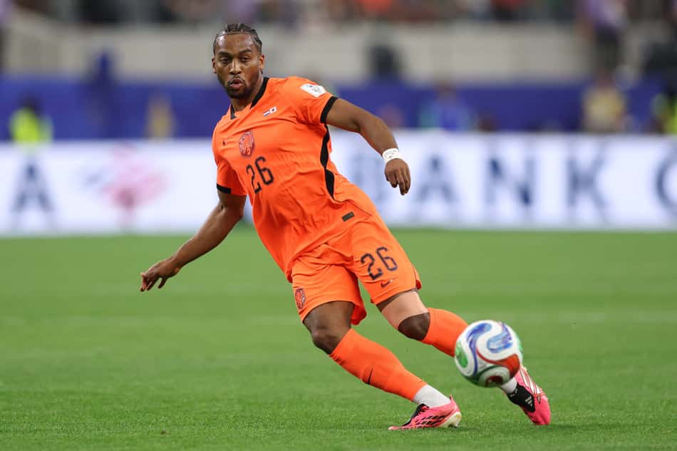 Quinten Timber volta a treinar e pode reforçar a Holanda contra a Tunísia (Foto: Michael Steele / Getty Images via AFP)