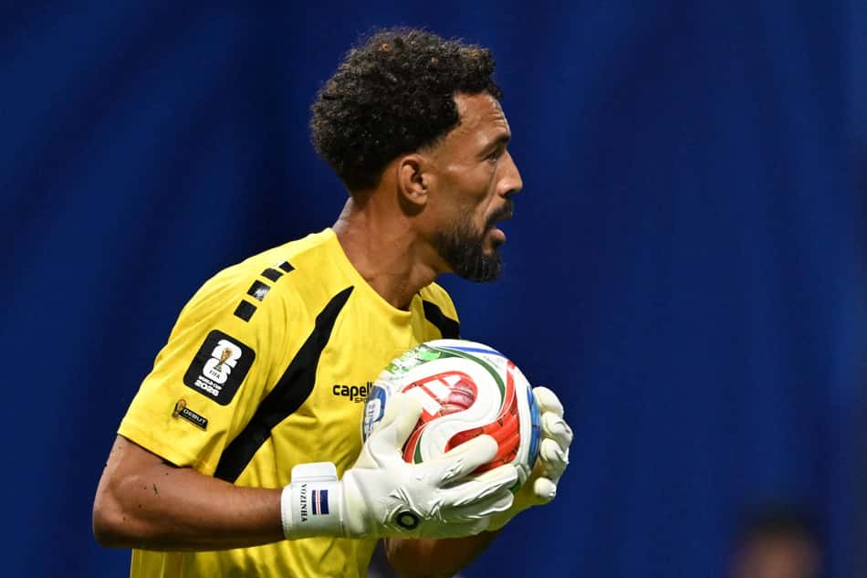 Vozinha, goleiro de Cabo Verde, segura a bola na partida contra a Espanha