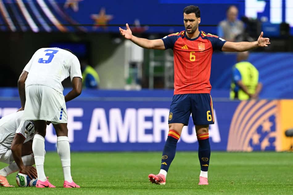 Merino em ação no empate da Espanha com Cabo Verde (Foto: Roberto Schmidt/ AFP)