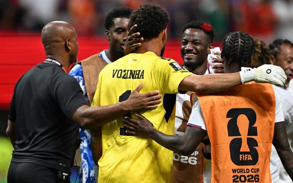 Jogadores de Cabo Verde comemoram com o goleiro Vozinha, destaque no empate com a Espanha (Foto: Roberto SCHMIDT / AFP)