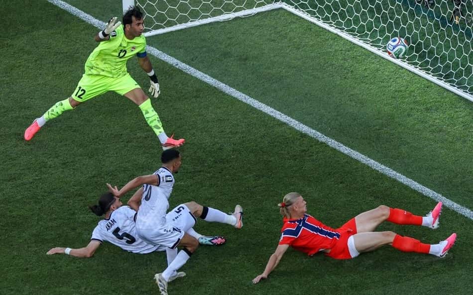 Erling Haaland se estica para fazer seu primeiro gol contra o Iraque na Copa do Mundo (Foto: Buda Mendes/Getty Images/AFP