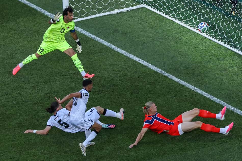 Erling Haaland se estica para fazer seu primeiro gol contra o Iraque na Copa do Mundo (Foto: Buda Mendes/Getty Images/AFP