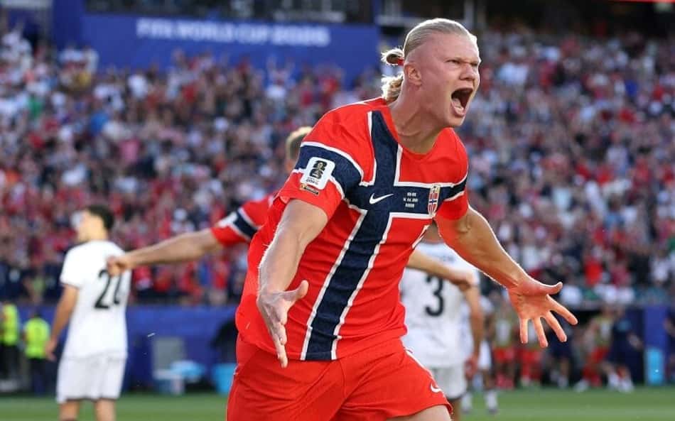 A emoção de Erling Haaland ao abrir o placar para a Noruega contra o Iraque na Copa (Foto: Justin Setterfield/Getty Images/AFP)