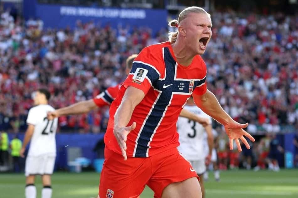 A emoção de Erling Haaland ao abrir o placar para a Noruega contra o Iraque na Copa (Foto: Justin Setterfield/Getty Images/AFP)
