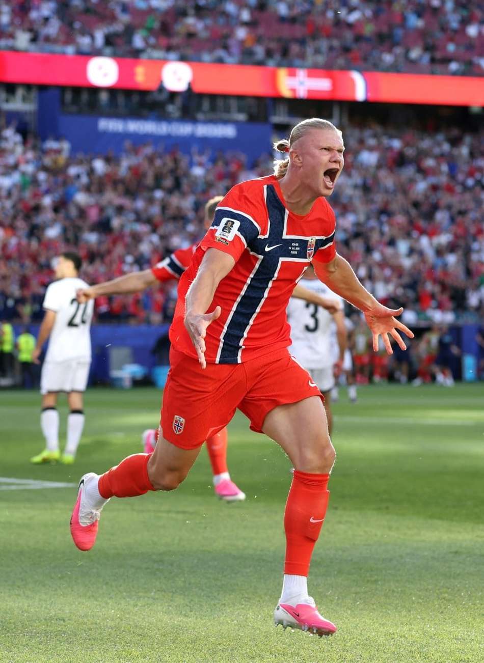 A emoção de Erling Haaland ao abrir o placar para a Noruega contra o Iraque na Copa (Foto: Justin Setterfield/Getty Images/AFP)