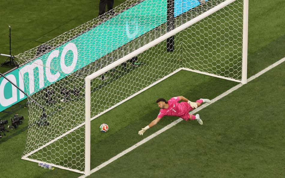 Max Crocombe leva gol em Irã x Nova Zelândia (Foto: Etienne Laurent / AFP)