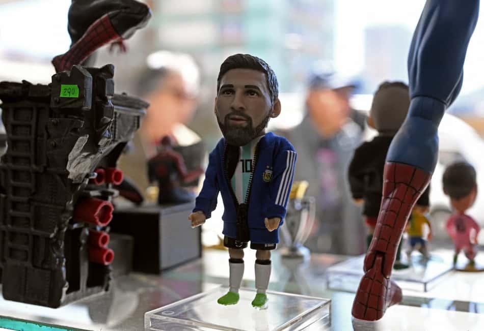 Miniatura de Messi à venda em La Paz, na Bolívia (Foto: Marvin RECINOS / AFP)