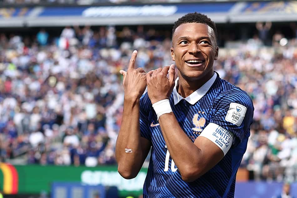 Kylian Mbappé marcou dois gols contra Senegal na estreia da França na Copa do Mundo