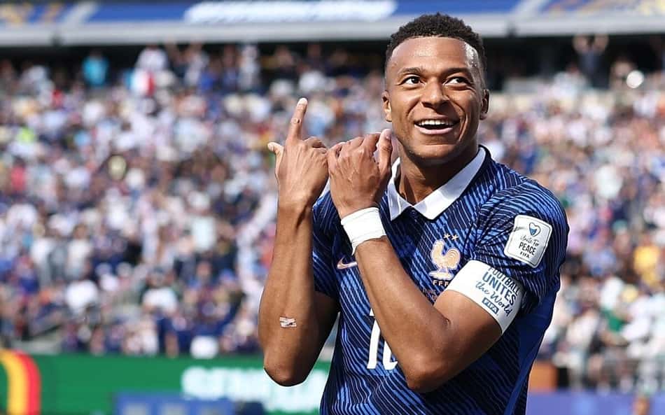 Kylian Mbappé comemora gol que abriu o placar para a França contra Senegal (Foto: CHARLY TRIBALLEAU / AFP)