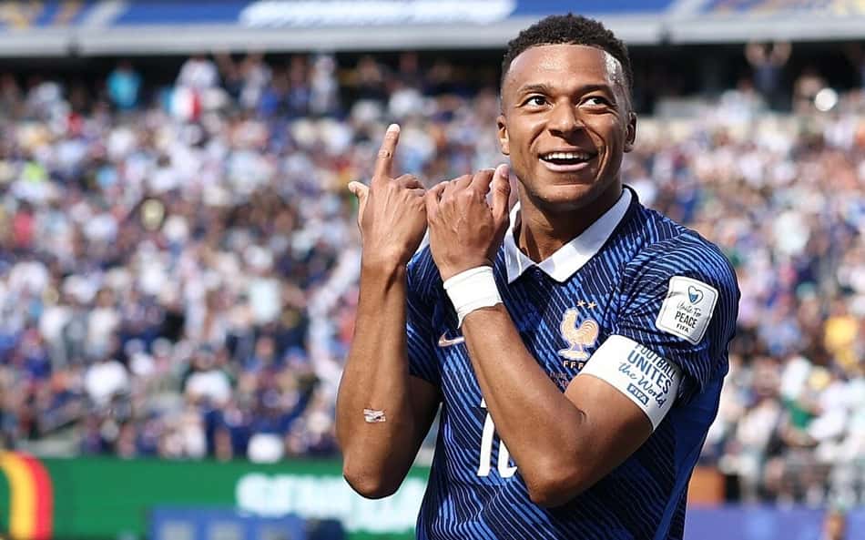 Kylian Mbappé comemora seu 13º gol em Copas, o que abriu o placar para a França contra Senegal (Foto: CHARLY TRIBALLEAU / AFP)