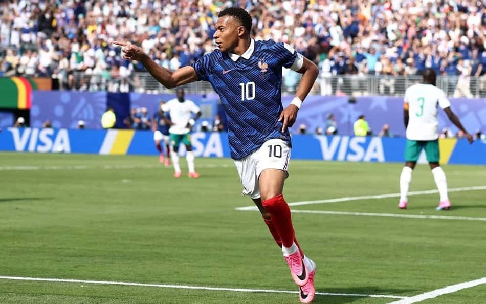 Kylian Mbappé comemora seu 13º gol em Copas, o que abriu o placar para a França contra Senegal (Foto: CHARLY TRIBALLEAU / AFP)