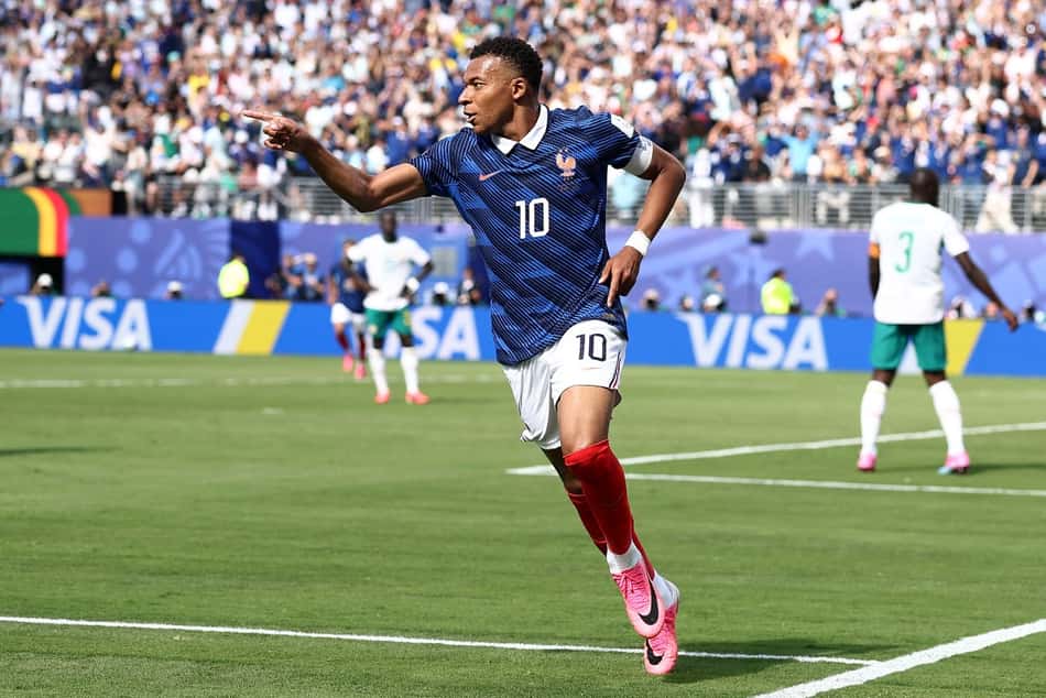 Kylian Mbappé comemora seu 13º gol em Copas, o que abriu o placar para a França contra Senegal (Foto: CHARLY TRIBALLEAU / AFP)