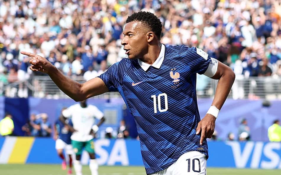Mbappé marcou dois gols contra Senegal na Copa do Mundo (Foto: FRANCK FIFE / AFP)