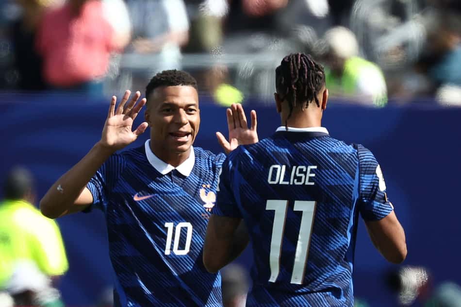 Mbappé comemora gol pela França com Olise (Foto: FRANCK FIFE / AFP)