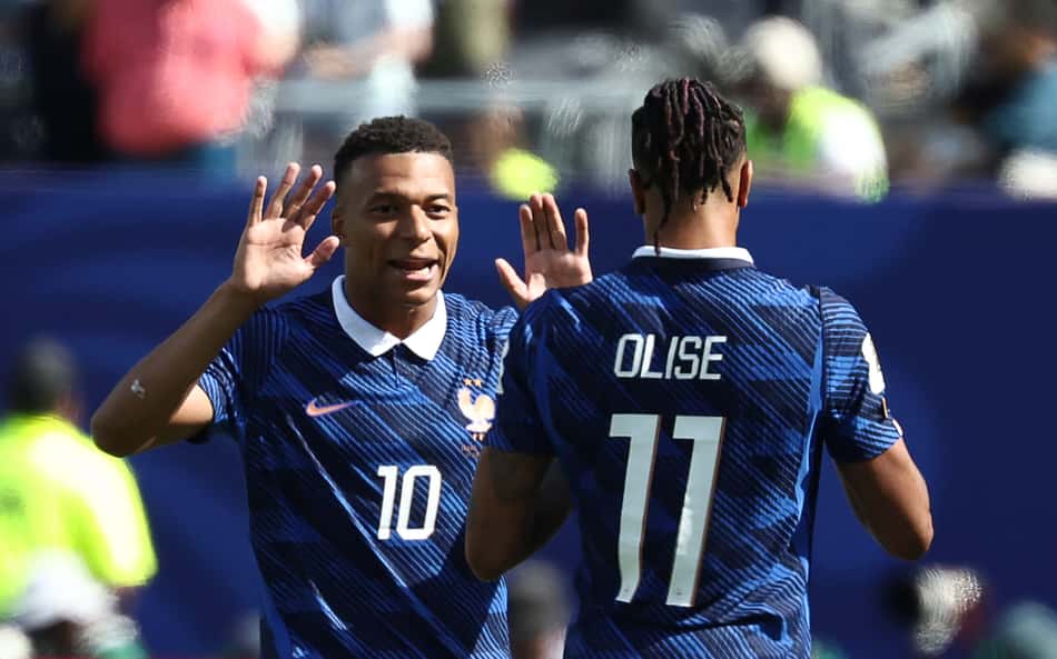 Mbappé comemora gol pela França com Olise (Foto: FRANCK FIFE / AFP)