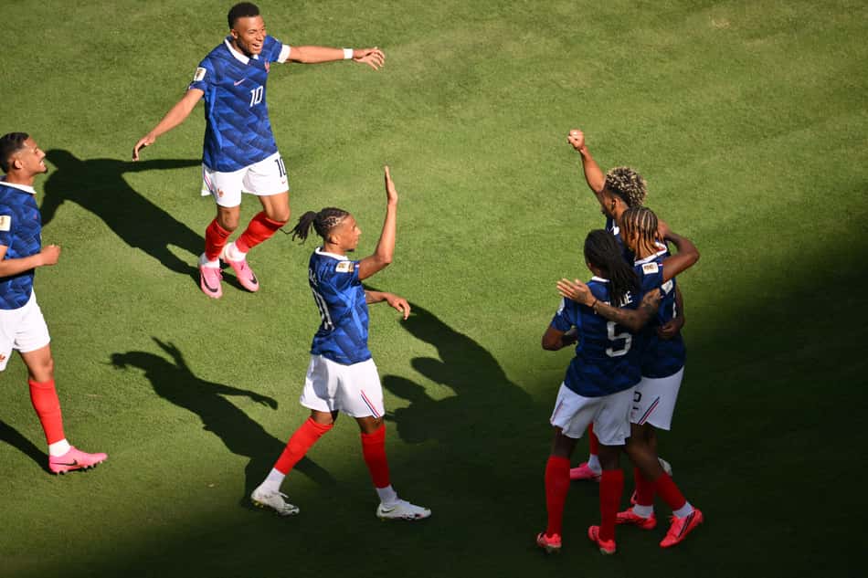 Jogadores da França comemoram gol de Barcola na Copa do Mundo (Foto: Angela WEISS / AFP)