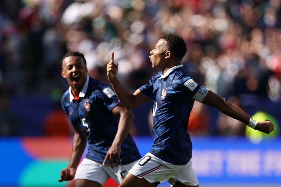 A emoção de Kylian Mbappe ao marcar seu 14º gol em Copas (Foto: CHARLY TRIBALLEAU / AFP)