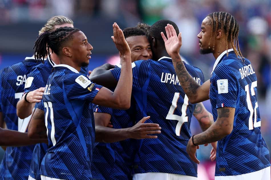 Jogadores da França comemorando vitória na Copa do Mundo (Foto: CHARLY TRIBALLEAU / AFP)