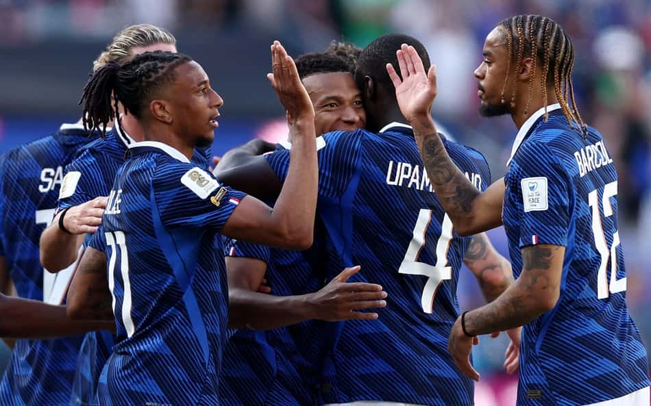 Jogadores da França comemorando vitória na Copa do Mundo (Foto: CHARLY TRIBALLEAU / AFP)