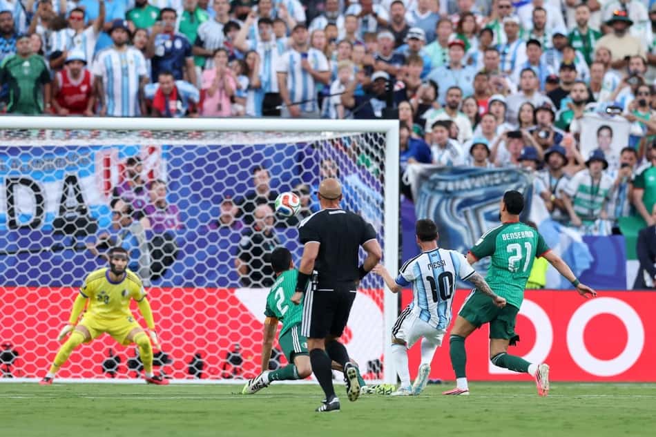 Lionel Messi chuta para abrir o placar contra a Argélia (Foto: Michael Steele/Getty Images/AFP)