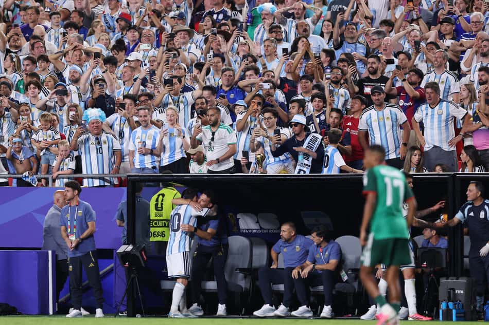 Lionel Scaloni abraça Messi e se emociona após substituir o jogador na Copa do Mundo