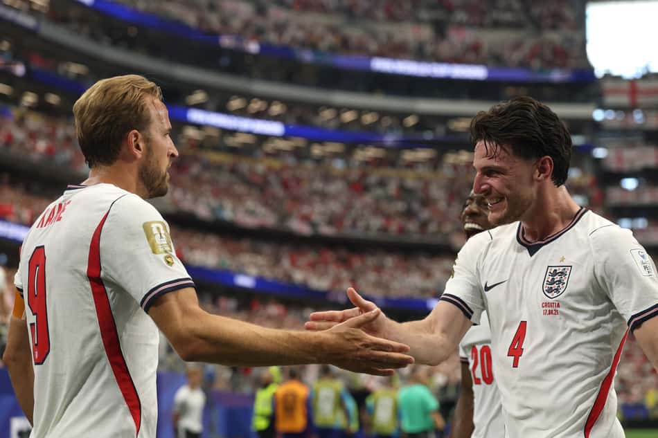 Harry Kane e Declan Rice comemoram gol da Inglaterra sobre a Croácia na Copa do Mundo (Foto: Richard Pelham/Getty Images/AFP)