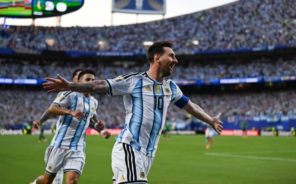 Lionel Messi celebra seu 14º gol em Copas (Foto: ROBERTO SCHMIDT / AFP)