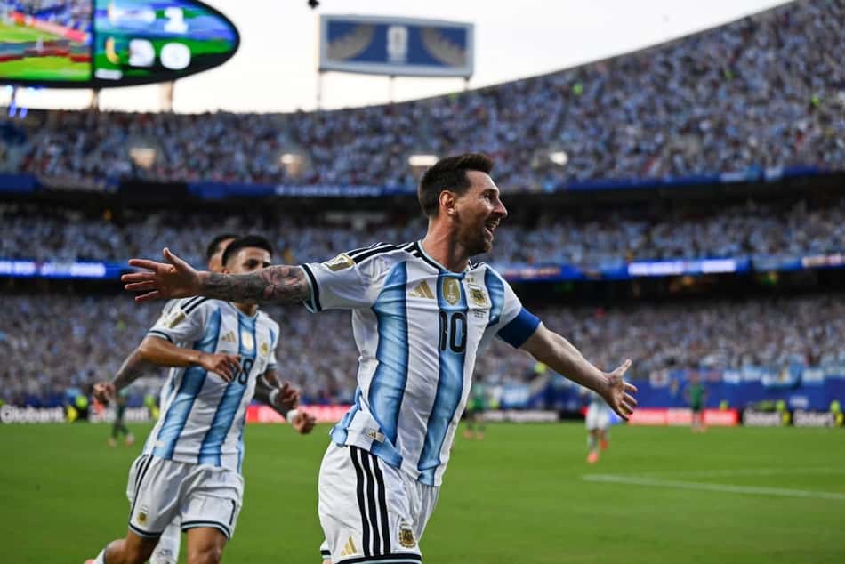 Lionel Messi celebra seu 14º gol em Copas (Foto: ROBERTO SCHMIDT / AFP)
