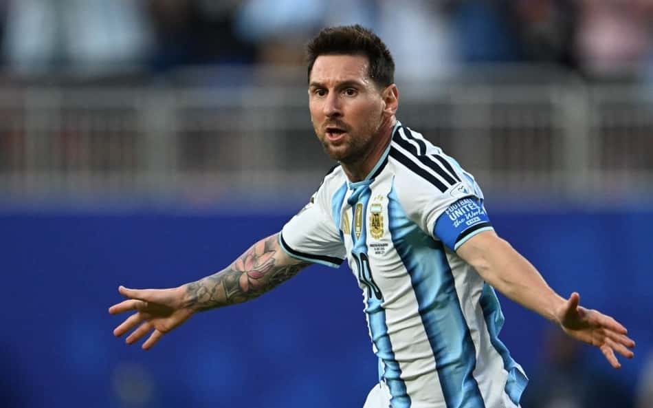 Lionel Messi comemora o primeiro gol da Argentina na Copa (Foto: JUAN MABROMATA / AFP)