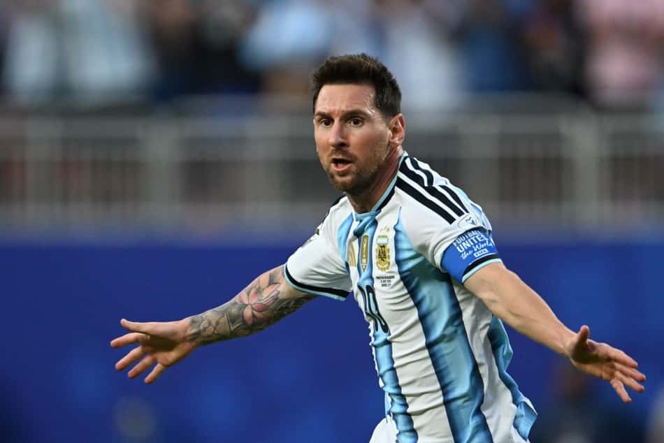 Lionel Messi comemora o primeiro gol da Argentina na Copa (Foto: JUAN MABROMATA / AFP)