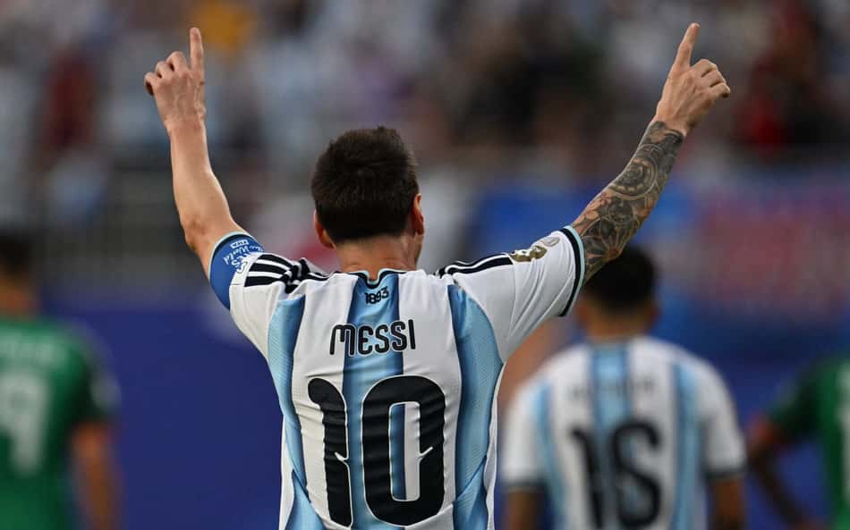 Messi comemora gol em Argentina x Argélia (Photo by Roberto SCHMIDT / AFP)
