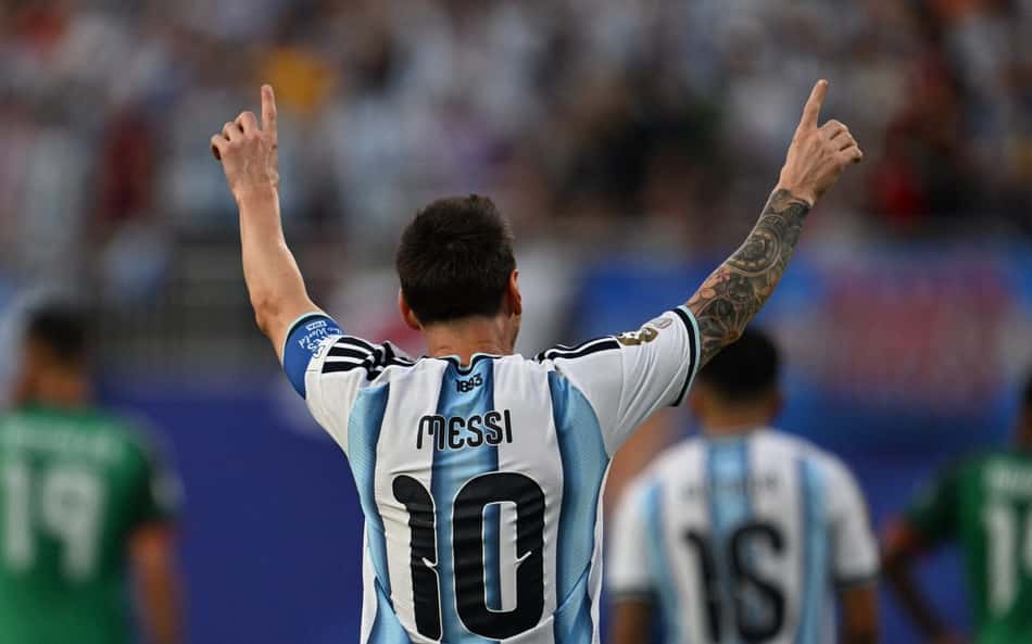 Messi comemora gol em Argentina x Argélia (Photo by Roberto SCHMIDT / AFP)
