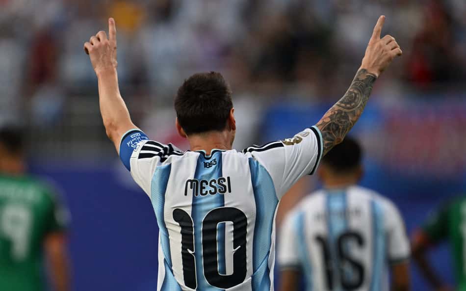 Messi comemora gol em Argentina x Argélia