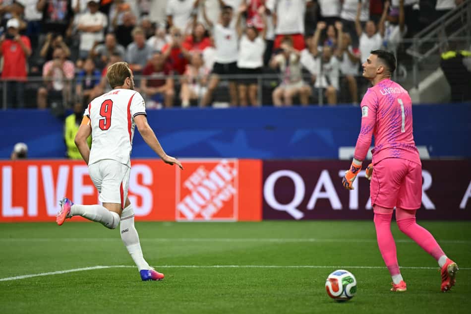 Harry Kane converte após a repetição do pênalti contra a Croácia e ultrapassou Cristiano Ronaldo na artilharia das Copas do Mundo (Foto: Paul Ellis / AFP)
