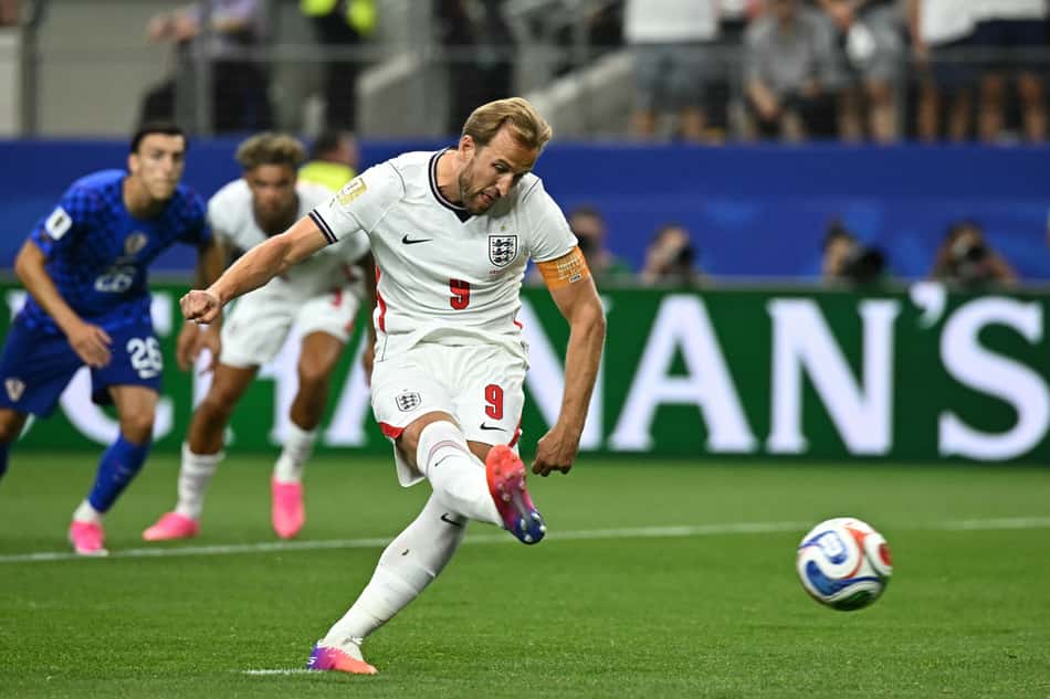 Harry Kane converte após a repetição do pênalti contra a Croácia e ultrapassa Cristiano Ronaldo na artilharia das Copas do Mundo (Foto: Paul Ellis / AFP)