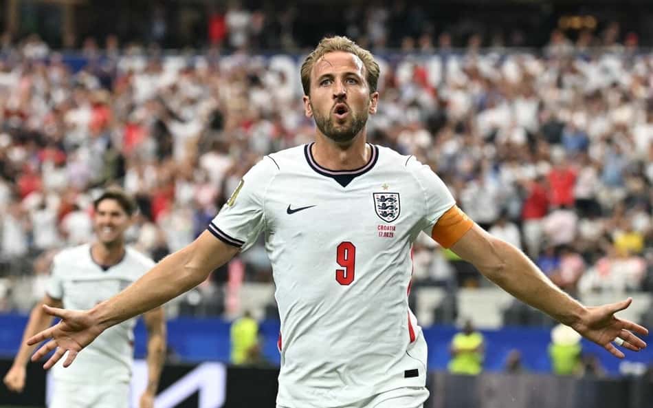Harry Kane comemora seu segundo gol na vitória da Inglaterra sobre a Croácia (Foto: by Paul ELLIS / AFP)