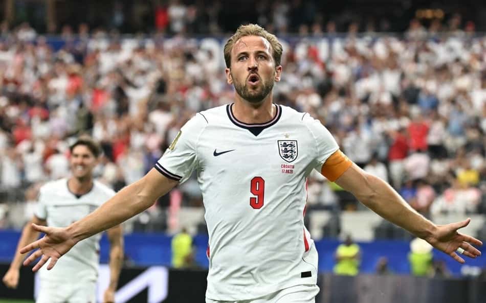 Harry Kane comemora seu segundo gol na vitória da Inglaterra sobre a Croácia (Foto: by Paul ELLIS / AFP)
