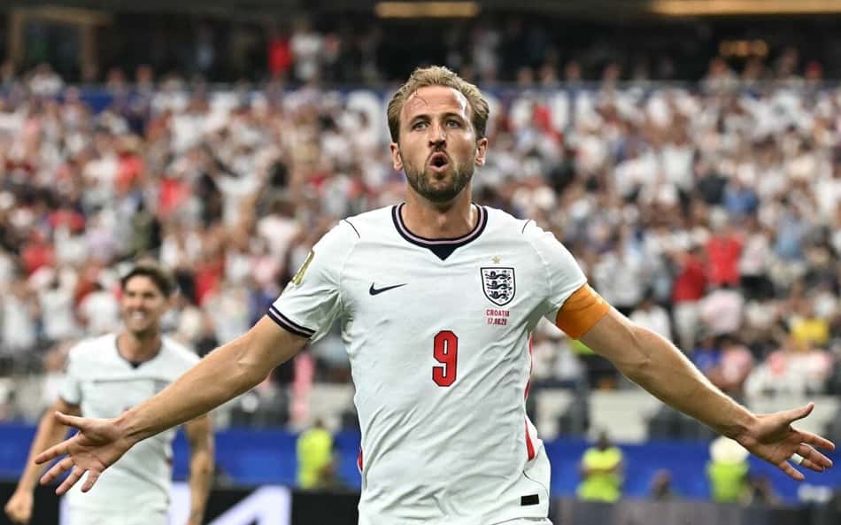 Harry Kane comemora seu segundo gol na vitória da Inglaterra sobre a Croácia (Foto: by Paul ELLIS / AFP)