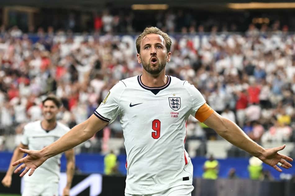 Harry Kane comemora seu segundo gol na vitória da Inglaterra sobre a Croácia (Foto: by Paul ELLIS / AFP)