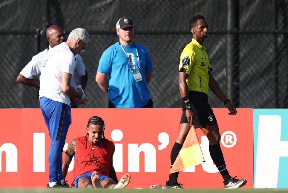 Malo Gusto saiu machucado do jogo-treino da França (Foto: FRANCK FIFE / AFP)