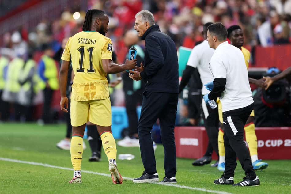 Técnico de Gana, Carlos Queiroz passas instruções para Antoine Semenyo durante partida contra o Panamá, pela Copa do Mundo (Foto: Darrian Traynor/Getty Images/AFP)