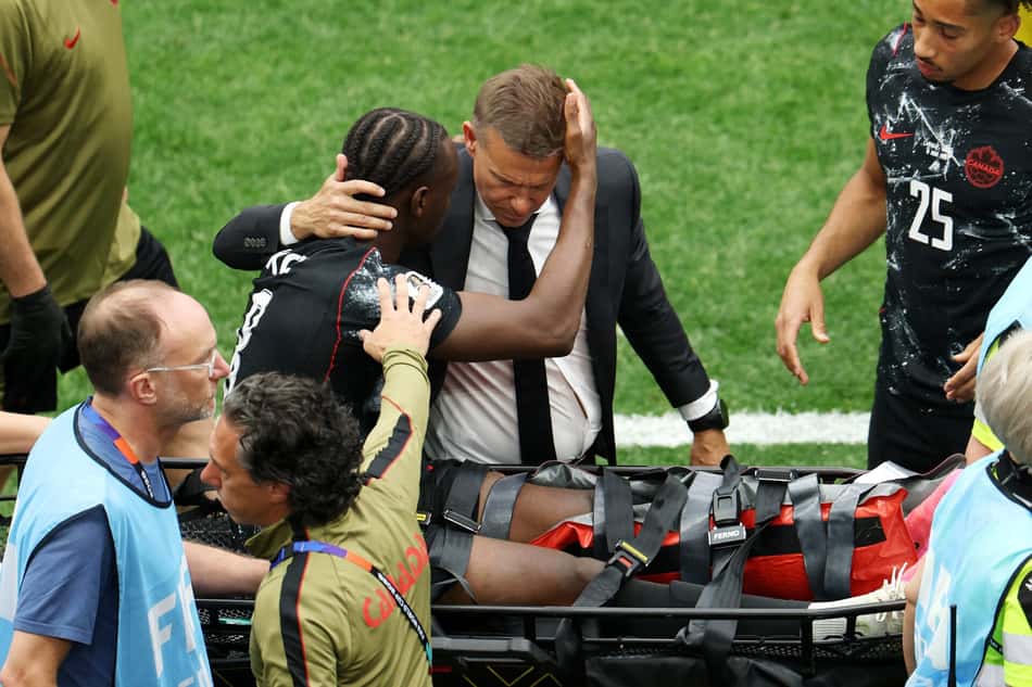 Jesse Marsch consola Ismael Koné após lesão em Canadá x Catar (Foto: EMILEE CHINN / GETTY IMAGES)