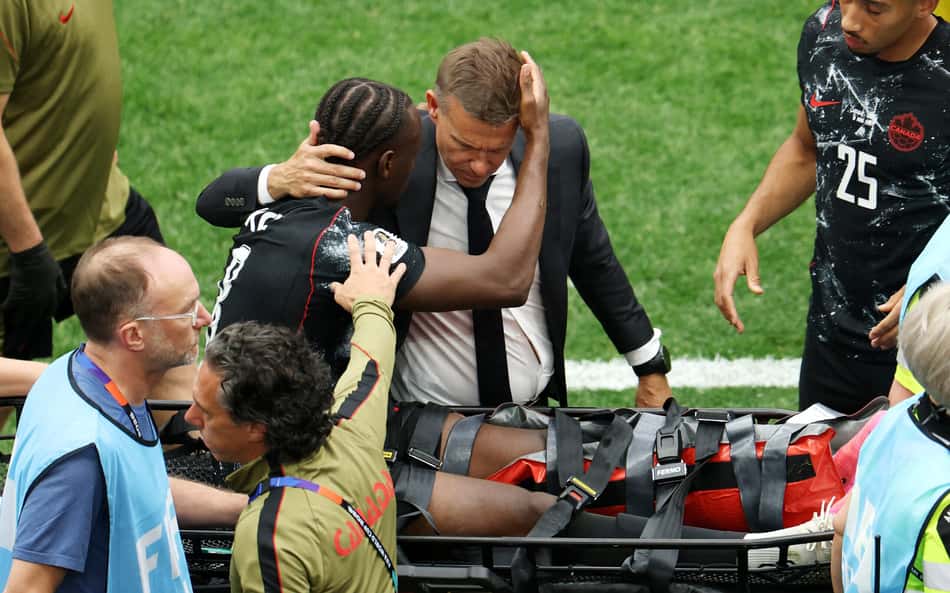 Jesse Marsch consola Ismael Koné após lesão em Canadá x Catar (Foto: EMILEE CHINN / GETTY IMAGES)