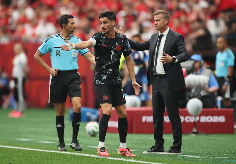 Eustáquio avisa a Jesse Marsch sobre a gravidade da lesão de Ismael Koné em Canadá x Catar (Foto: ALEX GRIMM / GETTY IMAGES NORTH AMERICA)